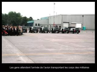 Les gens attendent l’arrivée de l’avion transportant les corps des militaires