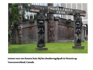 totems voor een houten huis: bij het dondervogelpark in Victoria op Vancouvereiland, Canada